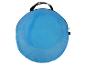 Tente pop-up bleue pliée dans son sac de transport.