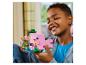Un enfant tient un cochon rose LEGO Minecraft.