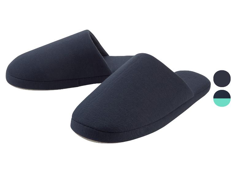 Pantoufles en tissu, coloris marine et autres teintes disponibles.