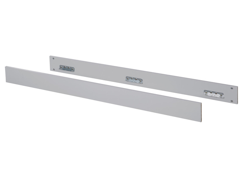 Deux barrières de lit blanches pour un lit d'enfant.