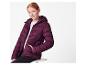 Une fille portant un blouson bordeaux à capuche.