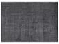 Tapis gris foncé avec un motif géométrique de labyrinthe en relief.
