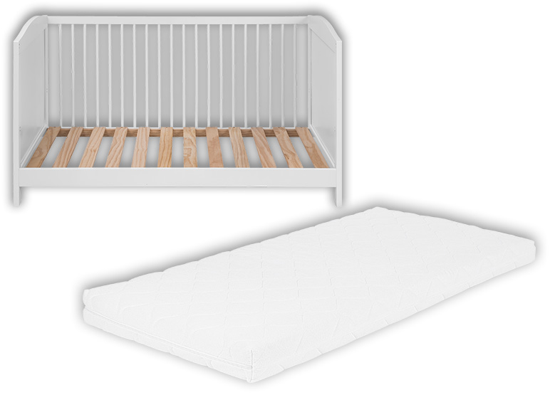 Lit bébé blanc à barreaux avec sommier à lattes en bois et matelas blanc.