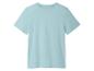 T-shirt bleu clair à manches courtes.