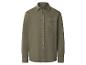 Chemise homme verte à manches longues avec poche poitrine.