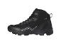 Une chaussure de randonnée noire, imperméable avec des lacets.