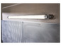 Un tube fluorescent au-dessus d'une grille métallique.