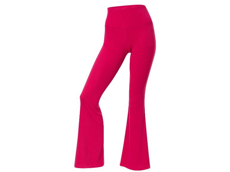 Un pantalon rose à pattes d'éléphant.