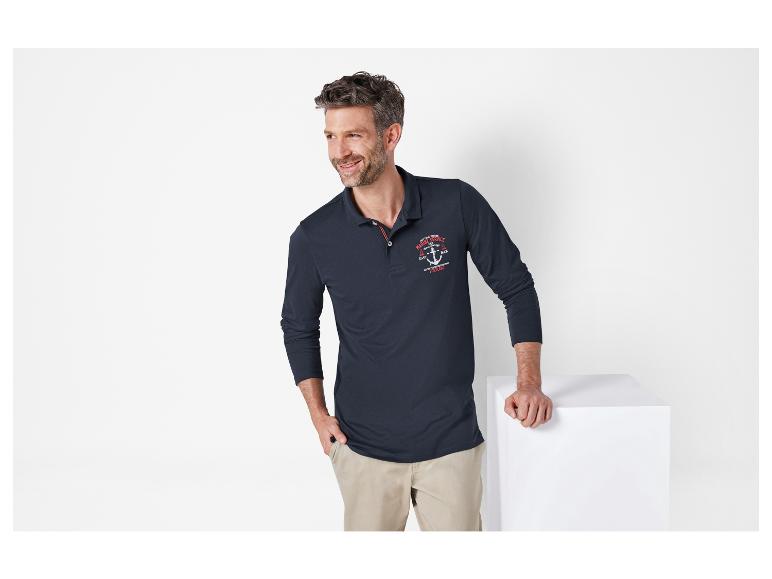 Un homme porte un polo bleu marine à manches longues sur le thème de la marine
