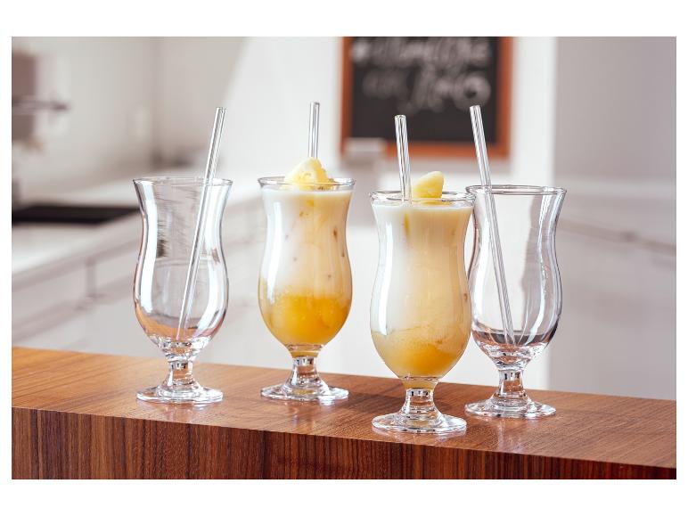 Cocktails à l'ananas dans des verres à pied et pailles.