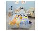 Parure de lit enfant avec chiens bleus et oranges, rayée, dans une chambre d'enfant.