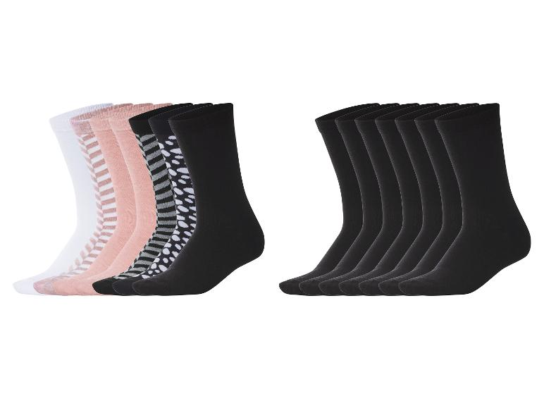 Lot de chaussettes: 6 paires noires et 6 paires rayées, à pois et unies dans des tons de rose et blanc.