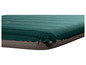 Un matelas gonflable vert pour le camping.