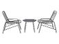 Ensemble de mobilier de jardin: deux chaises grises avec dossier tressé et une table ronde.