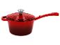 Casserole rouge avec couvercle et un bouton argenté sur fond blanc.