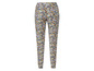 Un pantalon bleu avec un motif floral.