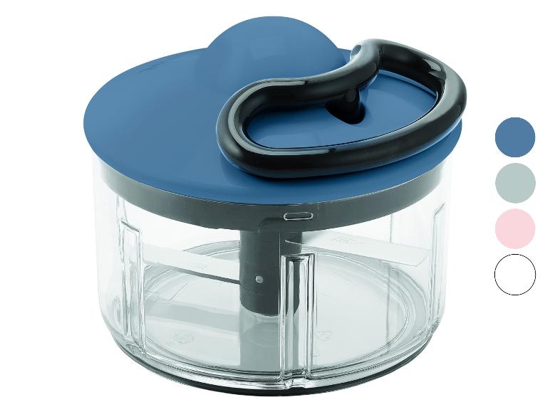 Hachoir manuel avec récipient transparent, couvercle bleu et poignée noire.