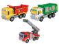 Trois camions jouets: un camion benne jaune, un camion poubelle vert et un camion de pompiers rouge.
