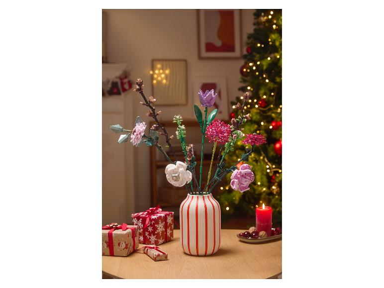Bouquet de fleurs LEGO dans un vase avec des cadeaux de Noël et un sapin.
