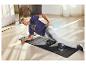 Un homme utilise un rouleau en mousse sur un tapis de sport.