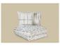 Ensemble housse de couette et oreillers blancs à motifs rayés et quadrillés gris.
