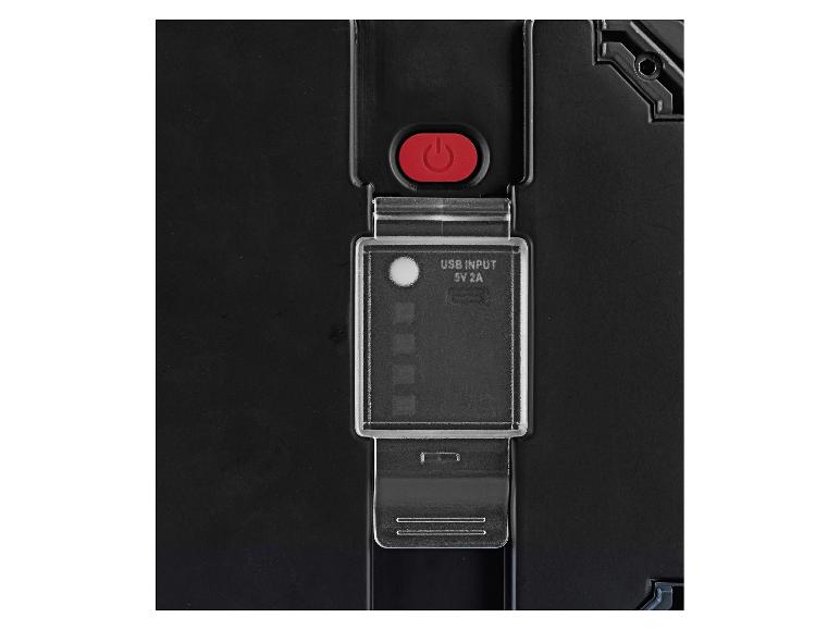 Gros plan d'un appareil noir avec un bouton d'alimentation rouge et un couvercle transparent pour l'entrée USB.