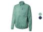 Une veste de pluie verte de Craghoppers.