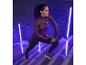Une femme vêtue de vêtements de sport Reebok, dont un sweat-shirt violet et un legging noir, s'entraîne sur un escalier.