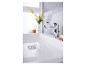 Un robinet de lavabo chromé de style moderne.