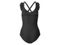 Un maillot de bain noir à dos croisé et à volants.