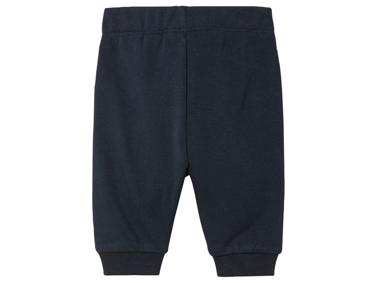 Un pantalon bleu foncé pour bébé.