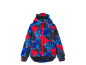 Veste de ski enfant avec motif montagne bleu, rouge et noir, fermeture éclair rouge et capuche.