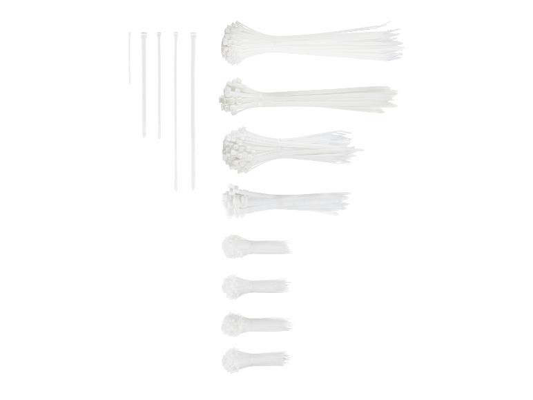 Serre-câbles en plastique blancs de différentes tailles, regroupés en paquets et individuels