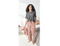 Femme en pyjama avec un t-shirt gris sur lequel est inscrit 'Stay Wild' et un pantalon rose à imprimé léopard.