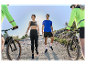 Des gens courent et font du vélo sur un sentier de montagne.