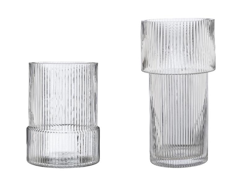 Deux vases en verre côtelé, un court et large, l'autre long et étroit.