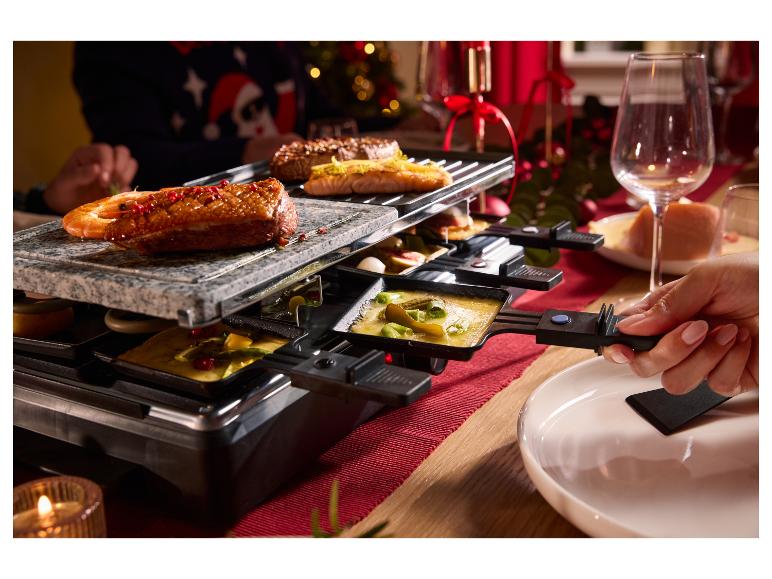 Raclette avec viande et fruits de mer grillés, fromage fondu et légumes.