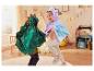 Deux enfants dans une chambre d'enfant avec une cape de dragon verte et une cape de licorne violette.