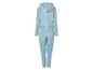 Un ensemble de survêtement bleu clair avec capuche.