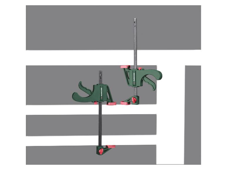 Deux serre-joints de menuisier verts avec des éléments rouges sur fond gris.