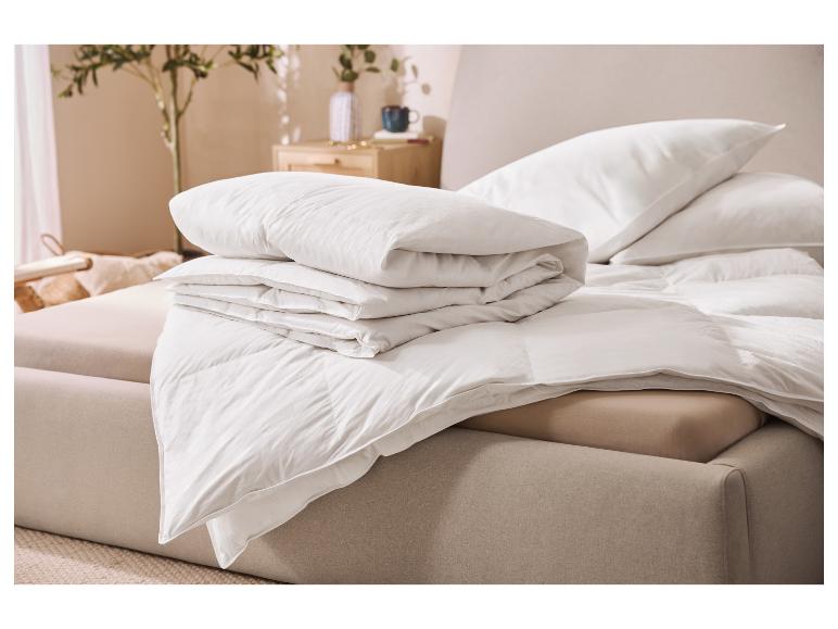Couette LIVARNO home en plumes et duvet sur un lit dans une chambre chaleureuse.