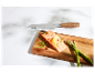 Couteau SilverCrest à côté d'un filet de saumon sur une planche en bois.