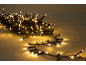 Guirlande lumineuse LED blanc chaud avec des aiguilles de pin vertes sur fond clair.