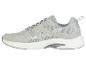 Une paire de baskets grises avec une semelle blanche.