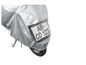 Une moto recouverte d'une housse de protection avec une plaque d'immatriculation visible.