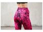Jambes féminines dans des leggings roses à motif géométrique.