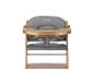 Chaise haute bébé en bois avec assise rembourrée grise et plateau.