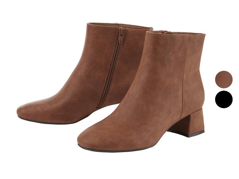 Bottines marron à petit talon.