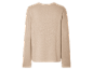 Pull beige à manches longues.