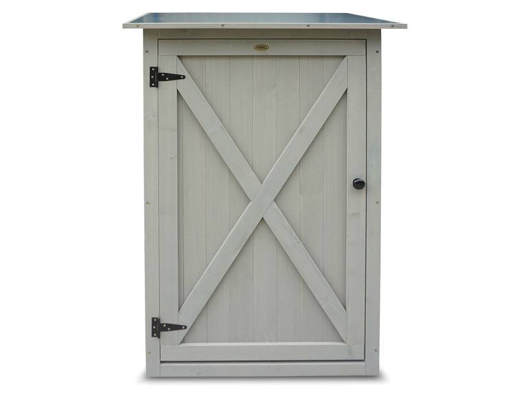 Un abri en bois gris avec une seule porte